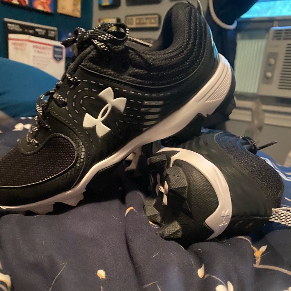 Size 8 men’s under armour baseball cleats